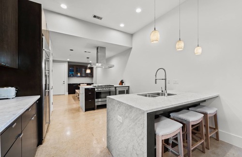 Hyde Park House | River Oaks Hideaway! Indoor Garden, Fountain, eBikes, Mid&Short Term Rental