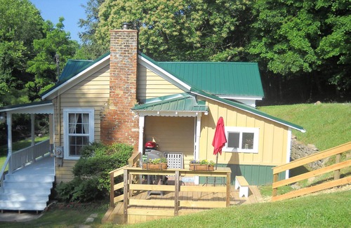 Marion House | River Retreat with over 700 feet near Marion and Hungry Mother State Park