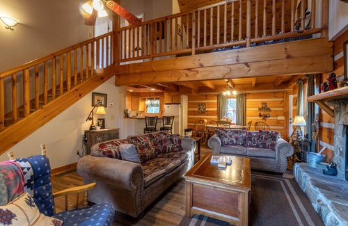 Boone Cabin | River Ridge - 3 story log cabin with Hot Tub - Pet Friendly - Walk to the New River