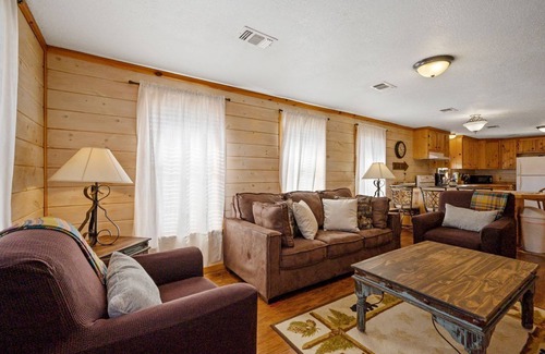 Hochatown Cabin | River Rock Cabin - Riverfront on Glover River! Seclusion and just a short drive