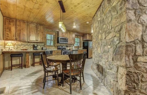 Gatlinburg - Pigeon Forge Cabin | *River VIEW* Cozy 3BD Cabin w/Hot Tub + Near Town