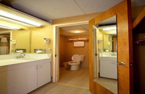 Somerset Hotel | River-view Room, King Suite with Jetted tub and Ba