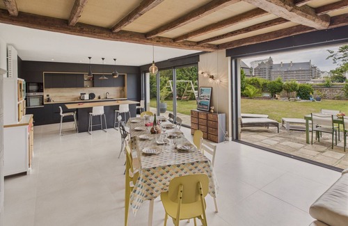 Pont-l'Abbe Ski Chalet | River View – Spacious House and Garden for 10