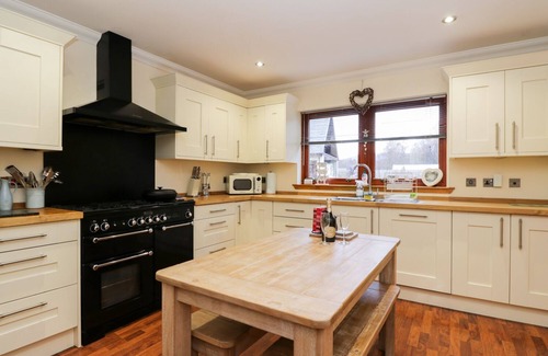 Roybridge Cottage | RIVERBANK HOUSE, family friendly, with hot tub in Roy Bridge
