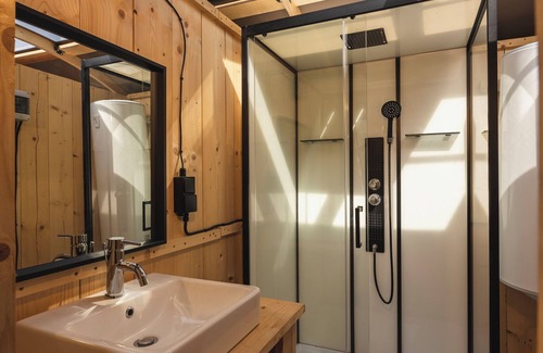 Zuna Resort | Riverdome with private bathroom and hot