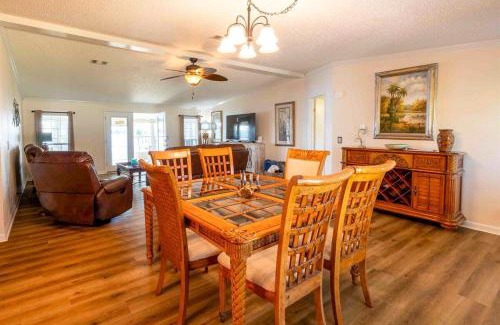 Crescent City House | Riverfront Boaters Paradise - Dock w Lifts