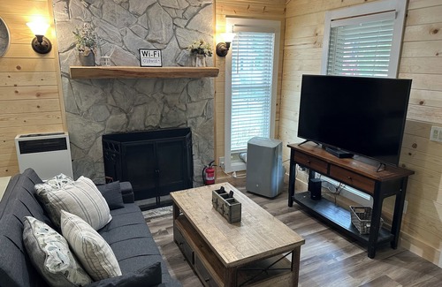 Altamont House | Riverfront Cottage/Fish Camp Getaway