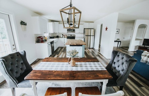 Dyke House | RiverFront Country Home with Blue Mountain Views