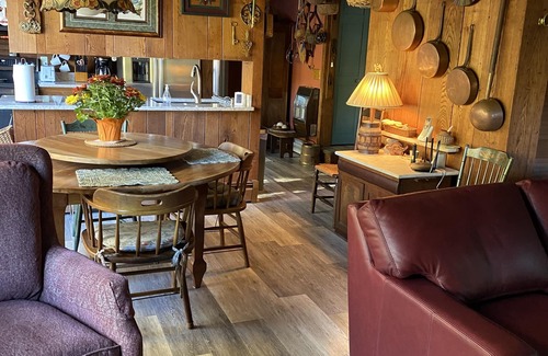 Canton House | Riverfront & Creekfront Chalet near Waynesville & GSMNP- Free high speed WiFi!