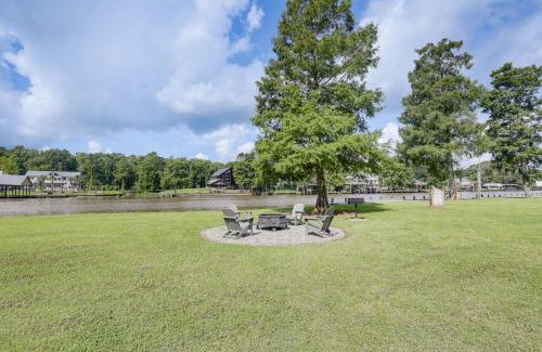 Saint Amant House | Riverfront Family Retreat with Yard in Saint Amant
