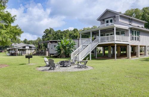 Saint Amant House | Riverfront Family Retreat with Yard in Saint Amant