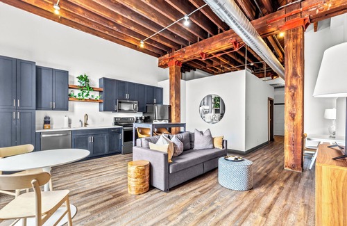 Mitchell Apartment | Riverfront Loft - Arch Views - Onsite Fitness Center