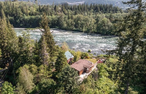 Gold Bar House | Riverfront Paradise w/Hot Tub-Little River House