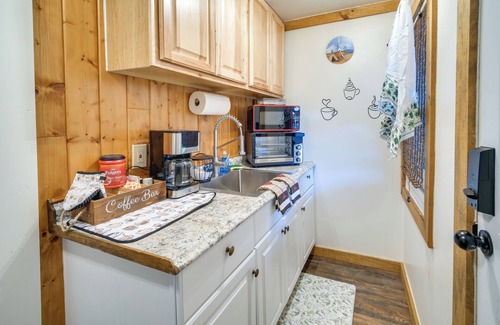 Chiloquin Apartment | Riverfront Resort Cabin ~ 21 Mi to Crater Lake!