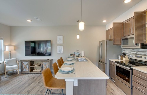 Sheboygan House | Riverfront Sheboygan Townhome w/Grill!