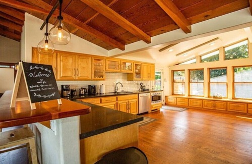 Cascade House | Riverhouse Sanctuary on the Sacramento River — Spa, Pool & Privacy - Sleeps 10