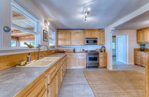 Gold Beach House | River’s End-Best Pacific Ocean and Rogue River Views on 2+Acres with a Hot Tub!