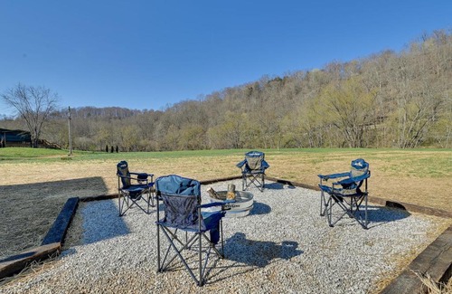 Beattyville House | Riverside Beattyville Cabin with Kayaks and Fire Pit!