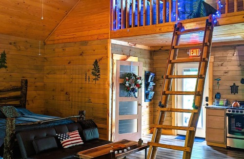 Pittsburg Cabin | Riverside Blue~Charming clean cabin on Rockcastle River! Pretty + forest themed!