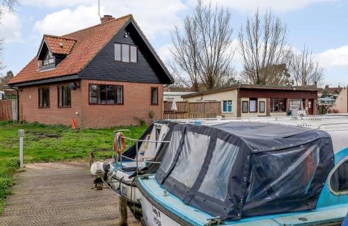 Loddon House | Riverside Cottage