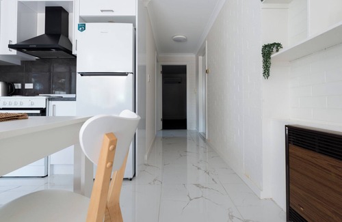 Riverside Apartment | Riverside Gem with Parking & WiFi