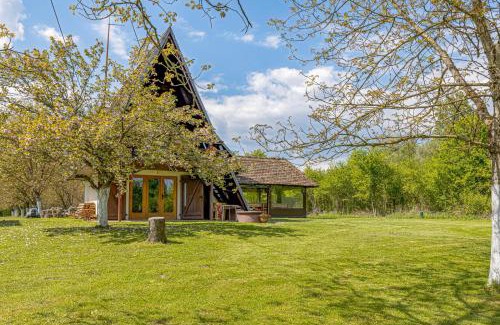 Sisak-Moslavina House | Riverside House With Hot Tub - Happy Rentals
