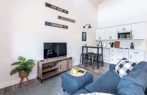 Lincoln Apartment | Riverside Lodge Condo with Mountain & River Views!