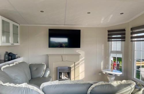 Forest of Dean House | Riverside Lodge, with Hot tub on The River Severn