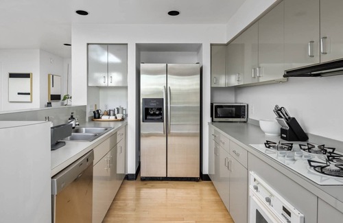 Island Station House | Riverside Luxury, /w a, Bright and Light Setting on the Banks of the Willamette, 6 Miles to Downtown