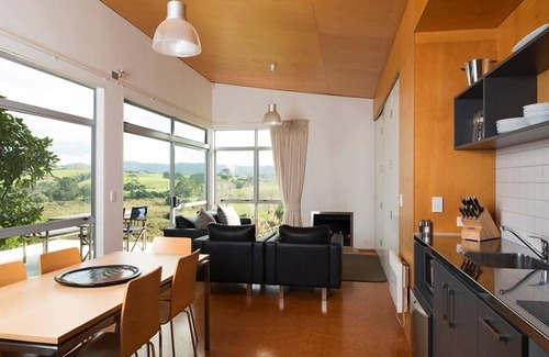 Matakana House | Riverside Matakana luxury apartment style bach