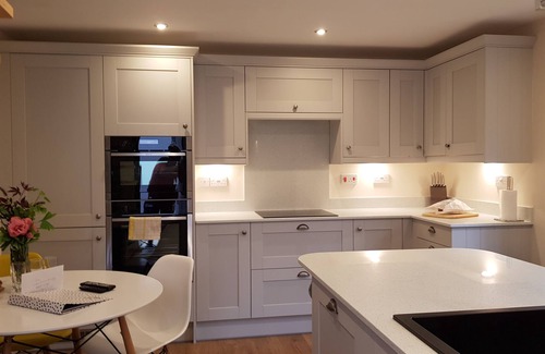 New Forest District Cottage | Riverside Pied a Terre, in Town, Two Acre Garden