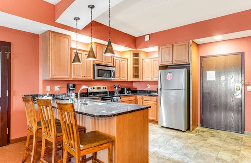 Wisconsin Dells Condo | Riverside resort condo with full kitchen, on-site golf & waterpark add-ons