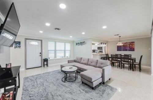 Alabama Grove Terrace House | Riverside Retreat: Deck Bar, FirePit, Boat Parking