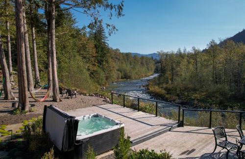 Marmot House | Riverside Retreat - Meredith Lodging
