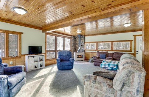 Johnson Creek House | Riverside Retreat Near Trails in Johnson Creek