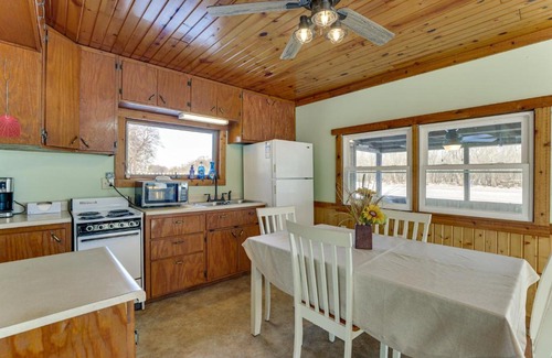 Johnson Creek House | Riverside Retreat Near Trails in Johnson Creek