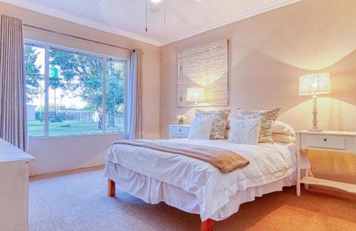Vanderbijlpark House | Riverside Rhapsody, Vaal River, Vanderbijlpark, 6 Adults and 4 Children
