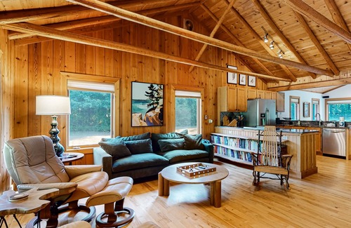 Beulah Cabin | Riverside wooded home with outdoor hot tub, fire pit, gas grill & WIFI