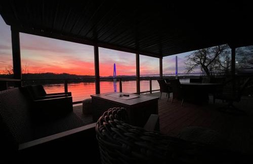 Russell Apartment | RiverSuite1 - A mesmerizing river and bridge view.