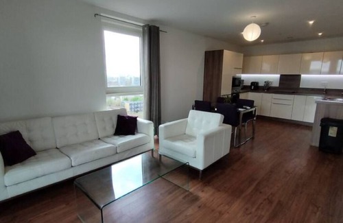 Evelyn Apartment | Riverview Amazing 2Bed 2Bath Apt Sleeps 6 wParking