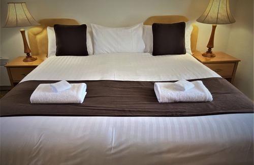 Ross Hotel | Riverview at Ross