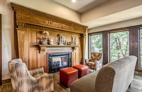 Rockford Hotel | Riverview Inn & Suites, an Ascend Collection Hotel