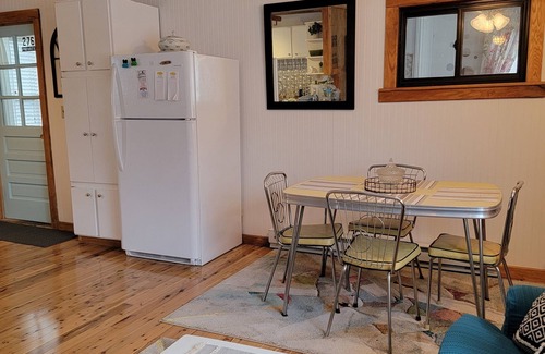 Friendsville Apartment | Riverview Suite
