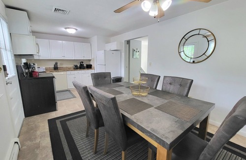 New London House | RIVERVIEW VILLA AT OCEAN BEACH: 5 QUEEN BEDS