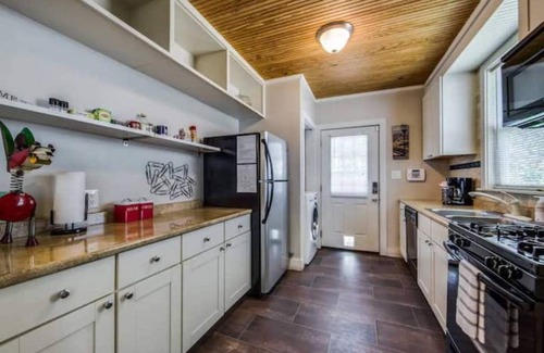 Historic Garderns Apartment | Riverwalk/Alamodome/Suite 1