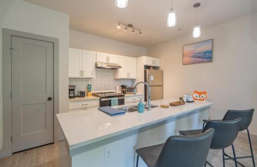Downtown San Antonio Apartment | Riverwalk and Pool view Apt with King bed Infinity Pool Gym Free Parking