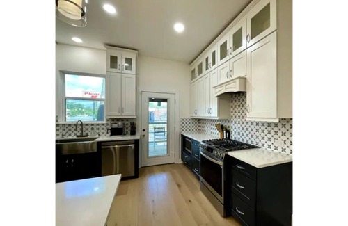 Mahncke Park House | Riverwalk Pearl Zoo Museums Pool 5 BR 4 1/2 Baths, -Ask for extra days!-