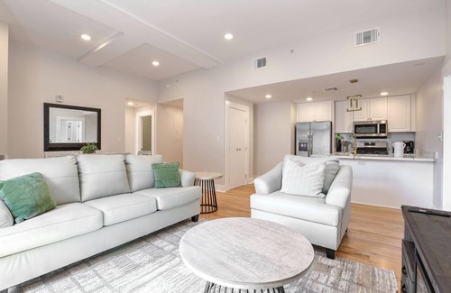 Arts/Warehouse District Apartment | Roami at The Churchill