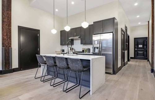 Arts/Warehouse District House | Roami at The Lola | Group Friendly | 5 Bed Combo
