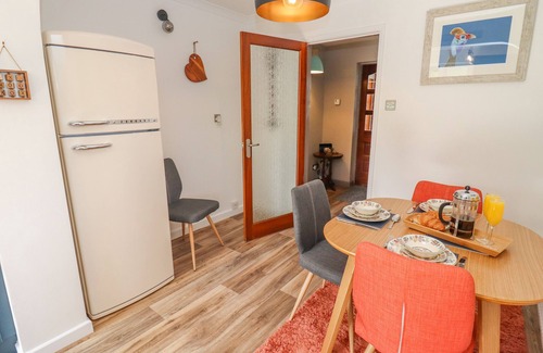 Adderbury Cottage | ROBELLEN CORNER, family friendly, with a garden in Adderbury